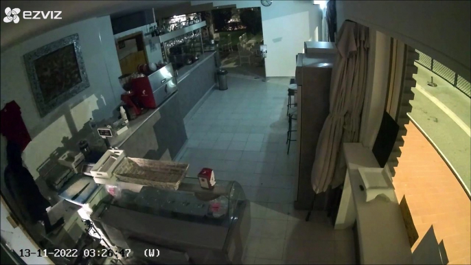 Firenze, il ladro in azione nel bar ripreso dalla telecamera