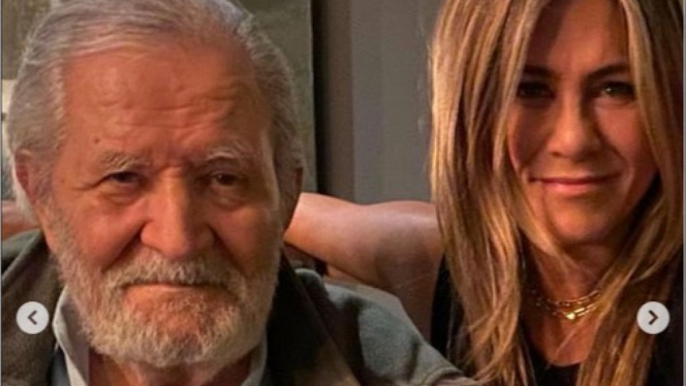 Jennifer Aniston has revealed that her father John has died aged 89