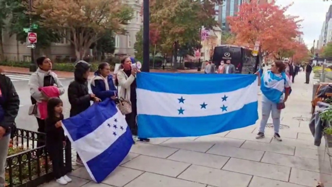 Hondureños protestan frente a embajada de Honduras en Washington