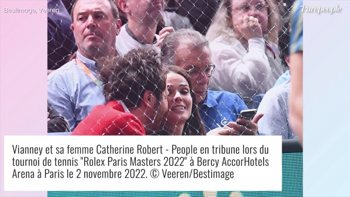 Vianney ne cesse d'embrasser sa femme Catherine, Michèle Laroque complice avec sa fille lors d'une sortie sportive