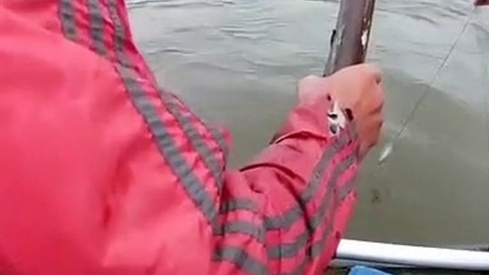 Ce pêcheur donne tout pour attraper son poisson...