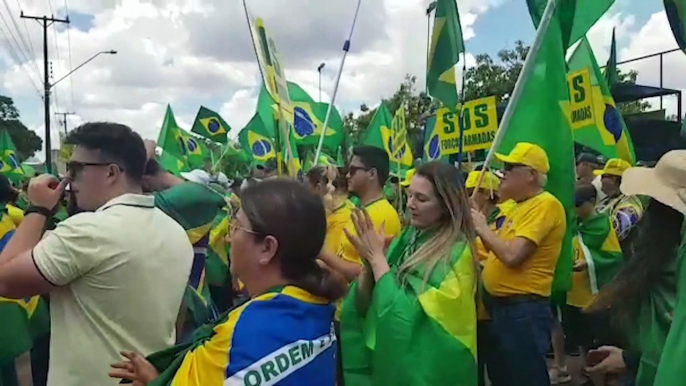 SOS Forças Armadas: Manifestantes estão reunidos em frente ao Exército