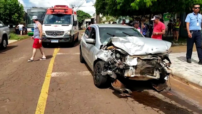 Forte colisão entre carro e ônibus do transporte coletivo deixa várias pessoas feridas