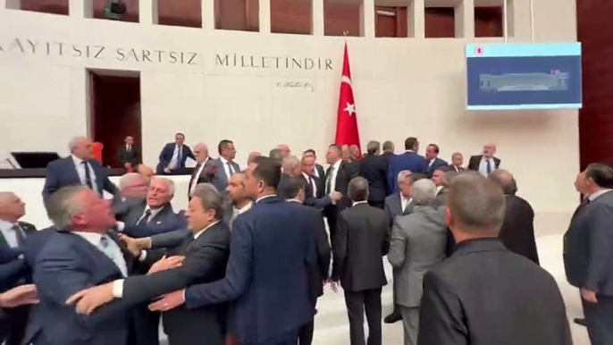 Turquie : Un député nationaliste hospitalisé d’urgence et placé en soins intensifs à Ankara après avoir reçu un coup sur la tête lors d’une bagarre qui a éclaté dans l'hémicycle