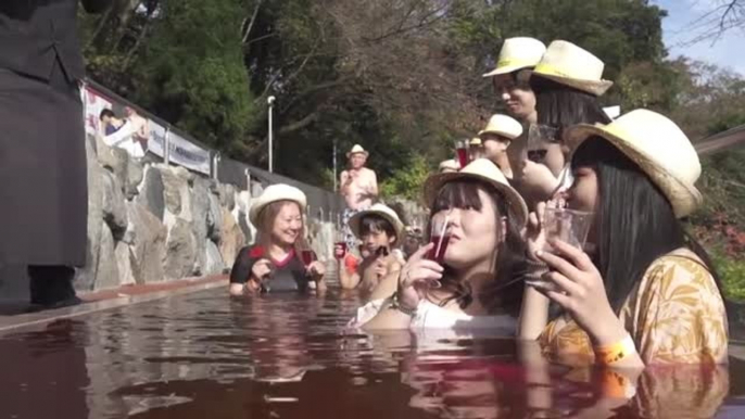 Japoneses se bañan en piscinas de vino de Beaujolais Nouveau