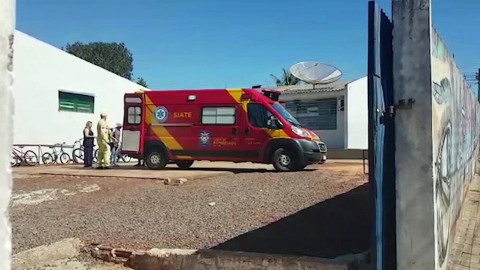 Mulher é socorrida após sofrer queda no Colégio do Jardim Clarito