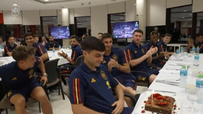 La selección le canta el cumpleaños feliz a Pedri en la cena de la concentración