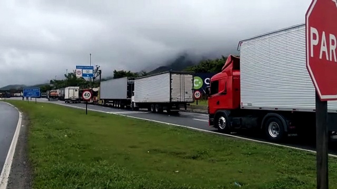 Motoristas ficam parados em Garuva após congestionamentos causados pelo deslizamento na BR-376