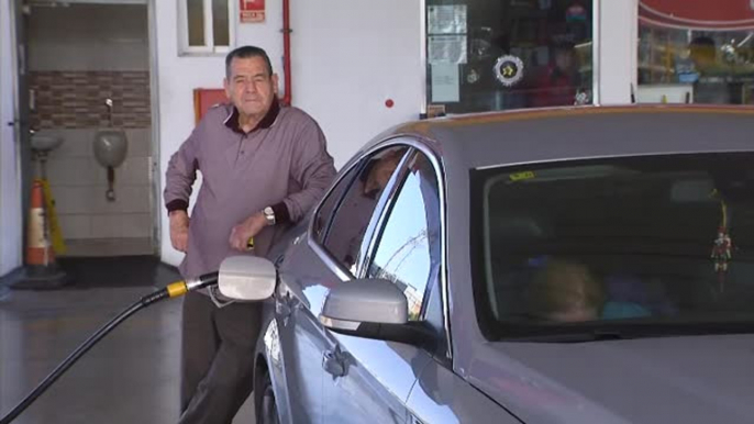 Colas en las gasolineras antes de que acaben las ayudas del Gobierno