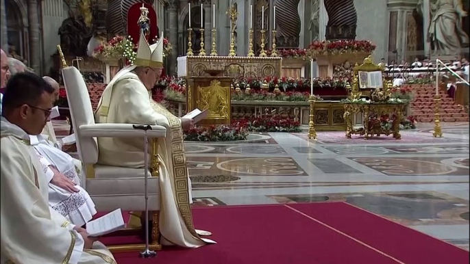 El papa Francisco rinde homenaje a la "bondad" del fallecido Benedicto XVI