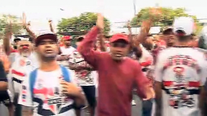 Veja protesto da torcida do São Paulo em frente ao CT