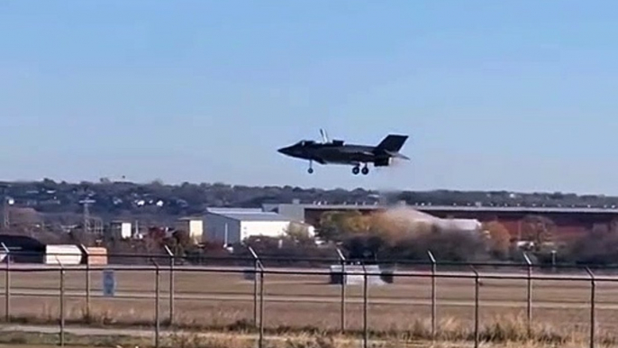 Regardez les images spectaculaires d'un avion de chasse F-35 qui se crash à l’atterrissage sur la base aérienne de Fort Worth au Texas