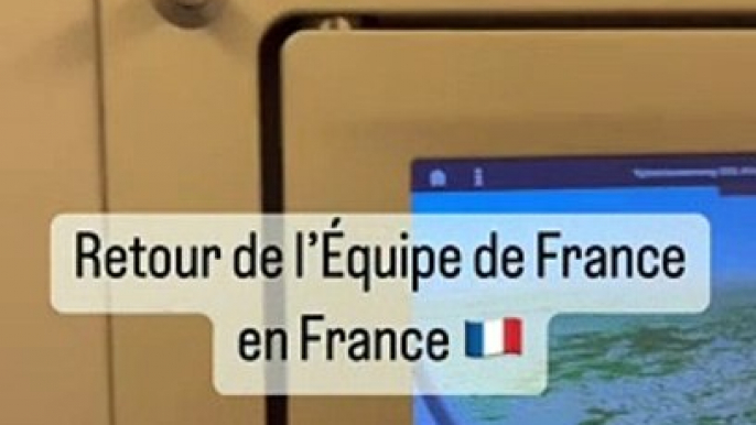 Coupe du monde -  Regardez le pilote de l'avion s'adresser aux Bleus lors de leur atterrissage à Roissy-Charles-de-Gaulle