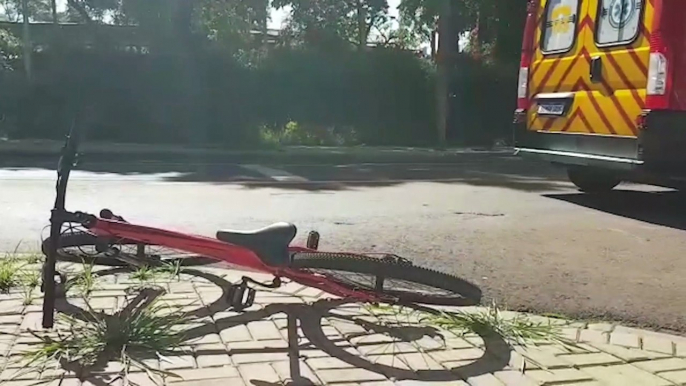 Com lesão na cabeça, ciclista que sofreu queda é socorrido