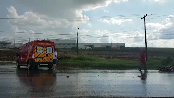 Motociclista tem suspeita de fratura na mão após sofrer queda