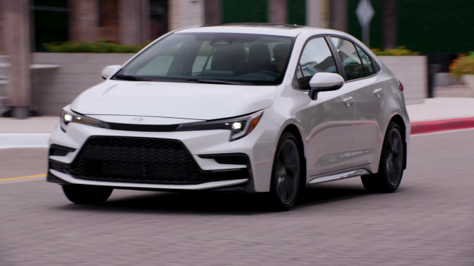 2023 Toyota Corolla XSE in Wind Chill Pearl Driving in the city