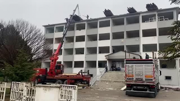 Deprem dayanıklılık testini geçemeyen hükümet konağı yıkılıyor