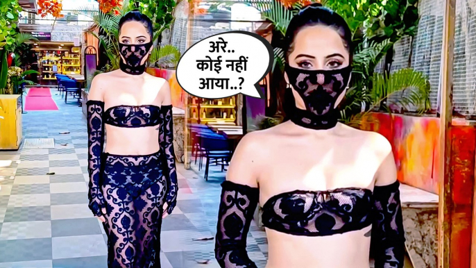 Uorfi Javed का फिर दिखा बोल्ड अवतार, Black Transparent Outfit में आई नज़र