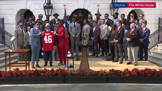 Quick-thinking Mahomes denies Kelce's White House mishap