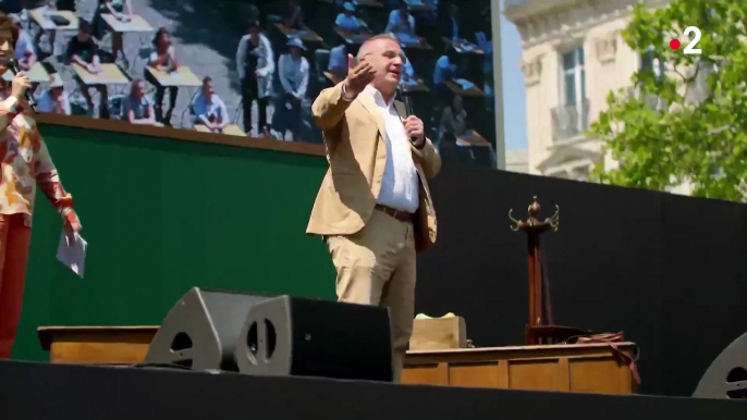 Des milliers de personnes ont participé hier à une dictée géante sur l'avenue des Champs-Elysées à Paris, transformée en une immense salle de classe - Regardez