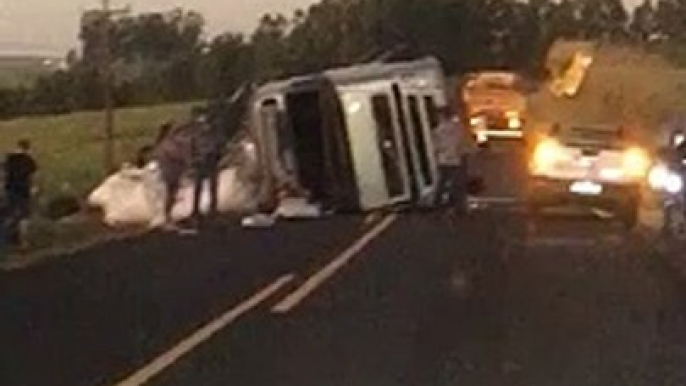 Carreta tomba na rodovia entre Umuarama e Xambrê; condutor sofreu ferimentos