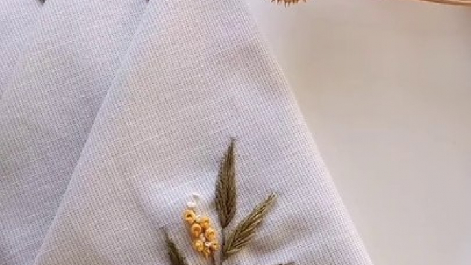 Tutoriel de broderie : Broder des fleurs de mimosa sur une serviette de table.