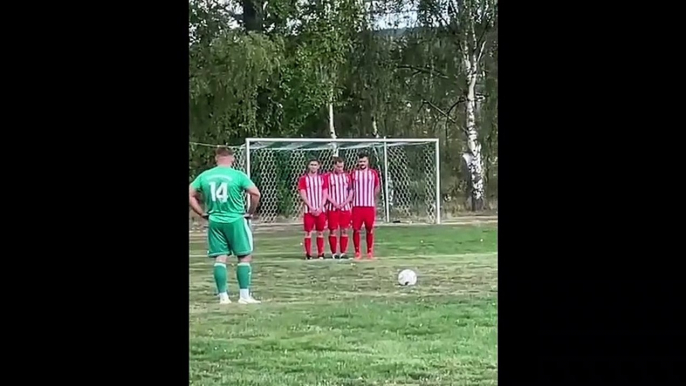 Un sacré tir enveloppé sur coup franc...