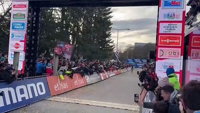Mathieu Van Der Poel remporte la finale de la Coupe du Monde de cyclo-cross à Besançon