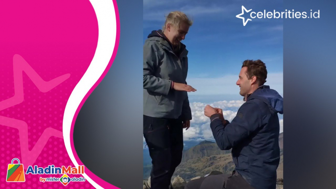 Viral, Aksi Romantis Bule Lamar Pacar di Atas Gunung Rinjani