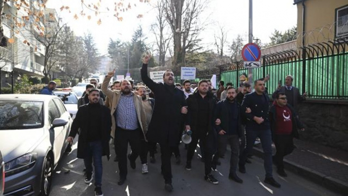 Bazı sivil toplum kuruluşları İsveç'te Kur'an-ı Kerim yakılmasını protesto etti