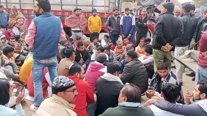 Sitting on a dharna keeping the dead body on the road, two people were rounded up, the relatives did not agree