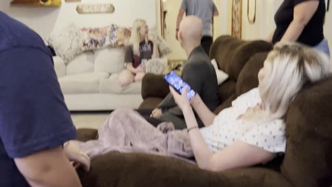 Mom Battling Cancer Surprised By Blanket Trick Family Reunion | Happily TV