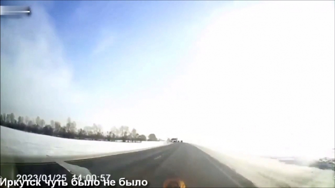 Ce conducteur se retrouve face à un camion qui double... bon réflexe