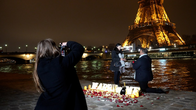 Paris : ces couples prêts à débourser 500 euros pour une demande en mariage près de la tour Eiffel