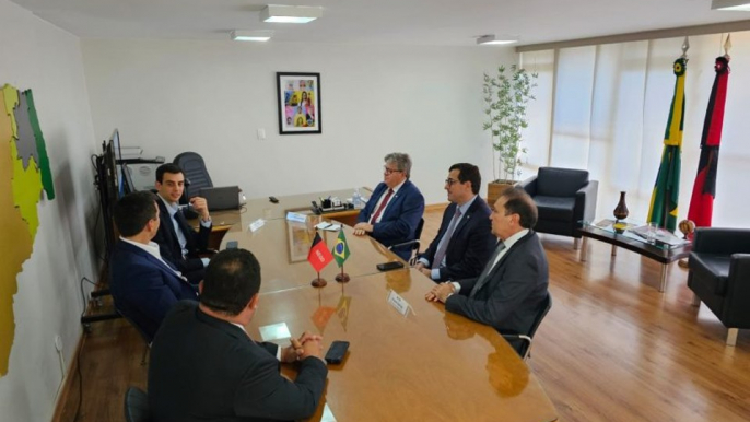 João Azevêdo se reúne em Brasília com direção da Azul Linhas Aéreas para viabilizar voo para Cajazeiras