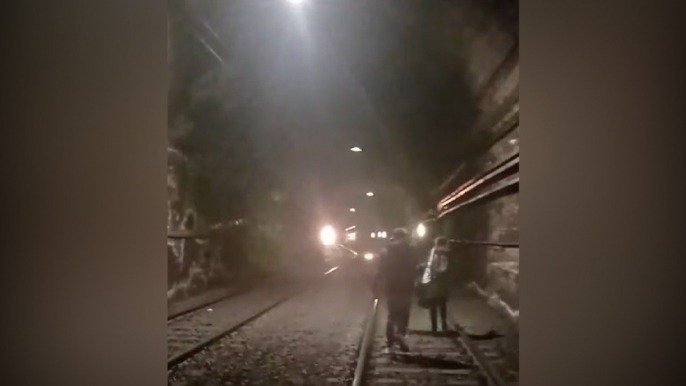 Treno Roma-Viterbo bloccato in galleria: passeggeri costretti a piedi sui binari fino al capolinea