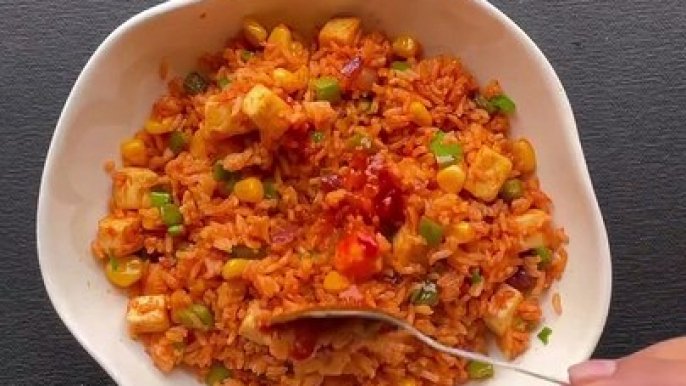 Quick _ easy schezwan fried rice recipe--_Do try it and save for later☺️❤️_._Ingredients for schezwan fried rice recipe__Oil 2 big tbsp _Chopped onion 1 medium size _Spring onion 2-3 _Paneer 100gram _Capsicum 1 small size _Sweet corn(