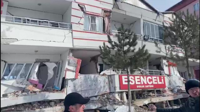 7.7 Büyüklüğündeki Deprem 10 İli Vurdu… Sertel ve Gaytancıoğlu, Kahramanmaraş Göksun'da: "İnsanlar Zor Durumda. Yardımlar Çok Ağır Geliyor"