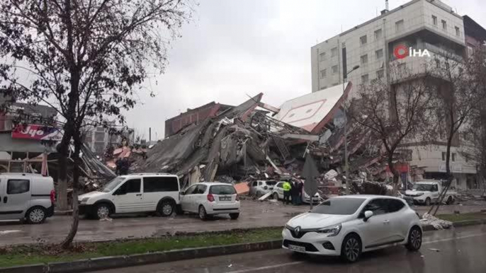 AK Parti Adıyaman Milletvekili Yakup Taş, yıkılan binanın enkazında kaldı