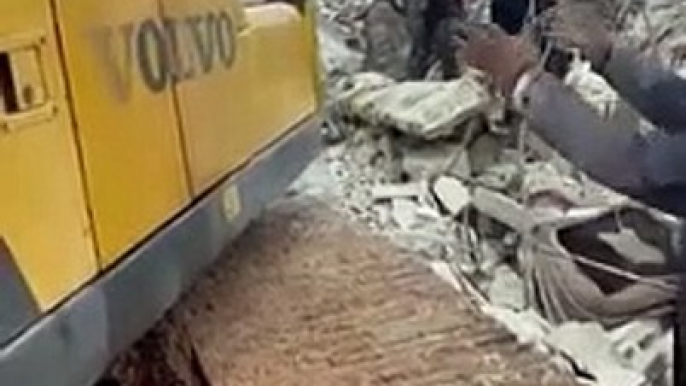 Terremoto in Turchia: ad Aleppo neonato tratto in salvo dalle macerie