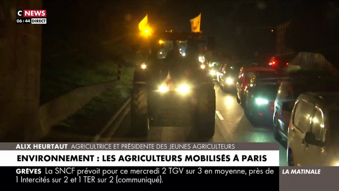 Des centaines d'agriculteurs avec leurs tracteurs sont en route vers le centre de Paris pour manifester contre leurs conditions de travail et les règles qui leurs sont imposées