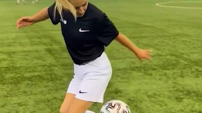 Cette joueuse de foot maitrise la balle à la perfection