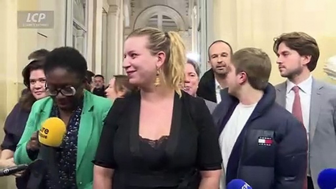 Les Insoumis se mettent à chanter devant les journalistes à l'Assemblée Nationale à la fin du débat sur les Retraites