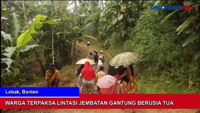 Bertaruh Nyawa, Warga Lebak Seberangi Sungai dengan Jembatan Tua