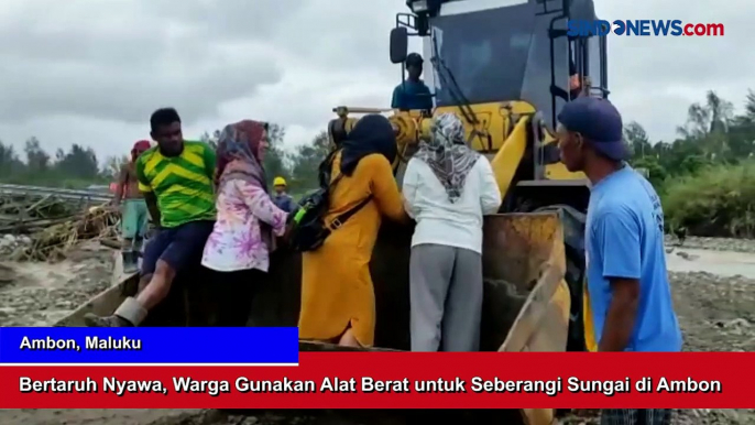 Bertaruh Nyawa, Warga Gunakan Alat Berat untuk Seberangi Sungai di Ambon