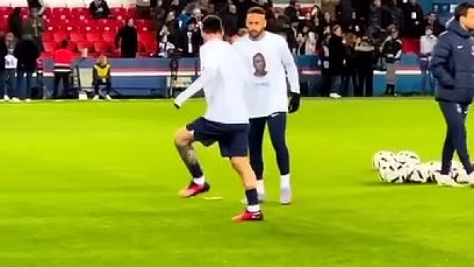 Quand Messi et Neymar s'amuse avant un match du PSG... la balle ne touche jamais le sol