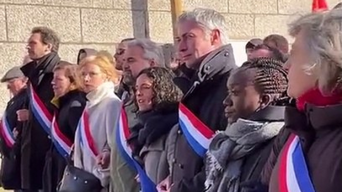 Les Insoumis accusent la police d'avoir chargé ce matin leurs députés "qui portaient leurs écharpes tricolores" à Romainville alors qu'ils venaient soutenir les éboueurs grévistes