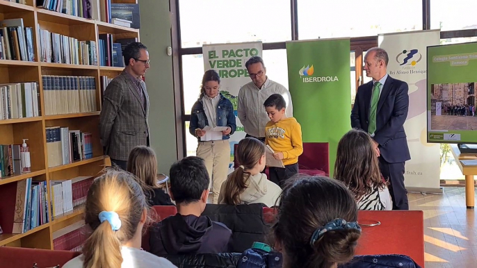 Los alumnos del Santísima Trinidad recibiendo el premio  de las jornadas 'El Cambio está en tus manos' de Iberdrola en Zamora