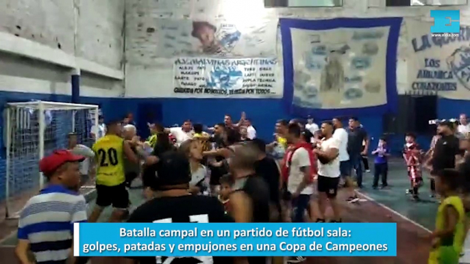 Batalla campal en un partido de fútbol sala, golpes, patadas y empujones en una Copa de Campeones