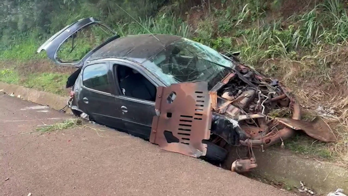 Motorista atravessa pistas da BR-467 capotando e carro fica destruído, na contramão